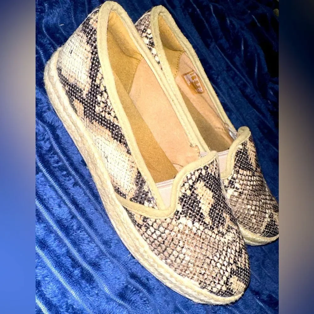 Clarks Azella Theoni Snake Print Slip On Espadrille Loafers size 6.5 comfort